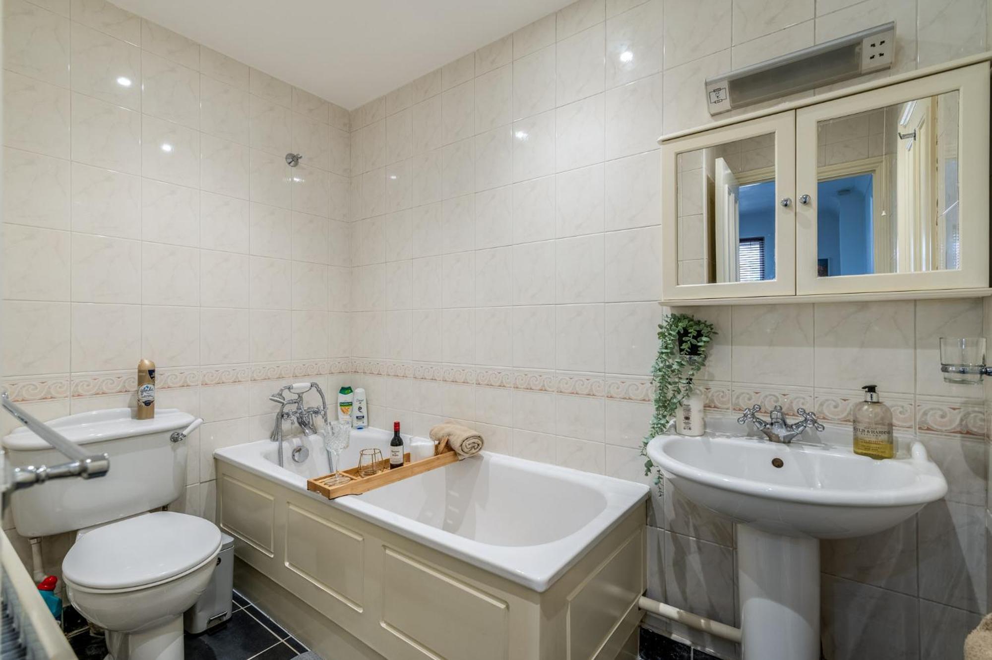 Charming 3-bedroom Townhouse Balcony * Londen