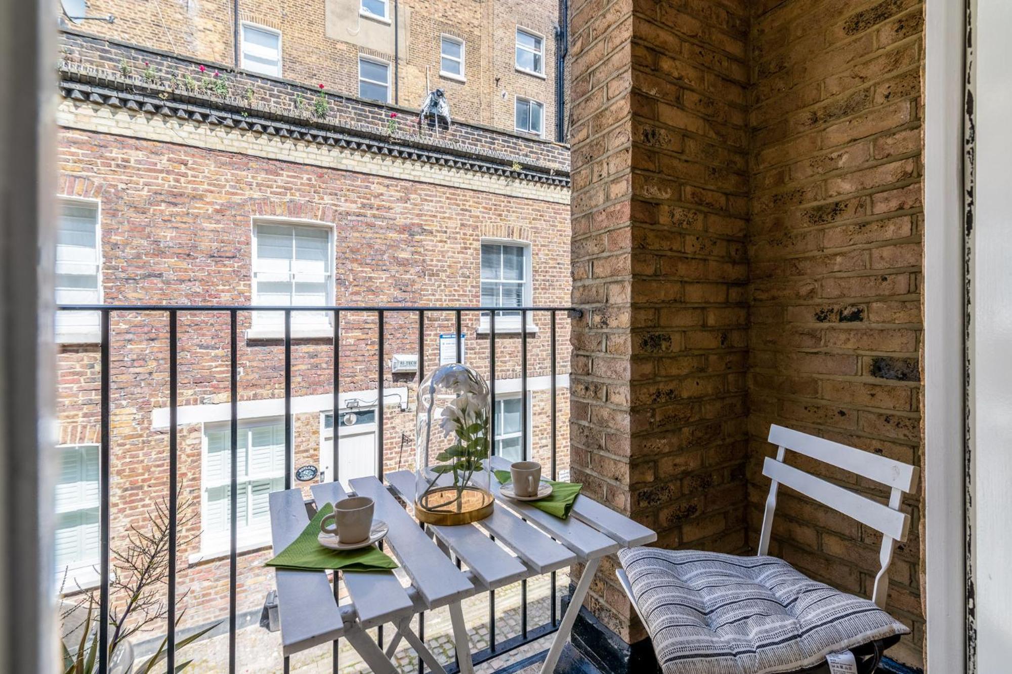 Charming 3-bedroom Townhouse Balcony * Londen