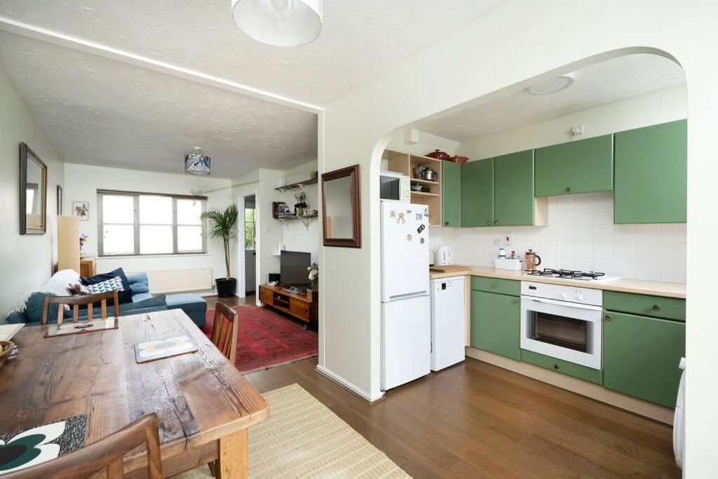 Victoria Park 2 Bedroom House W/ Garden & Parking London