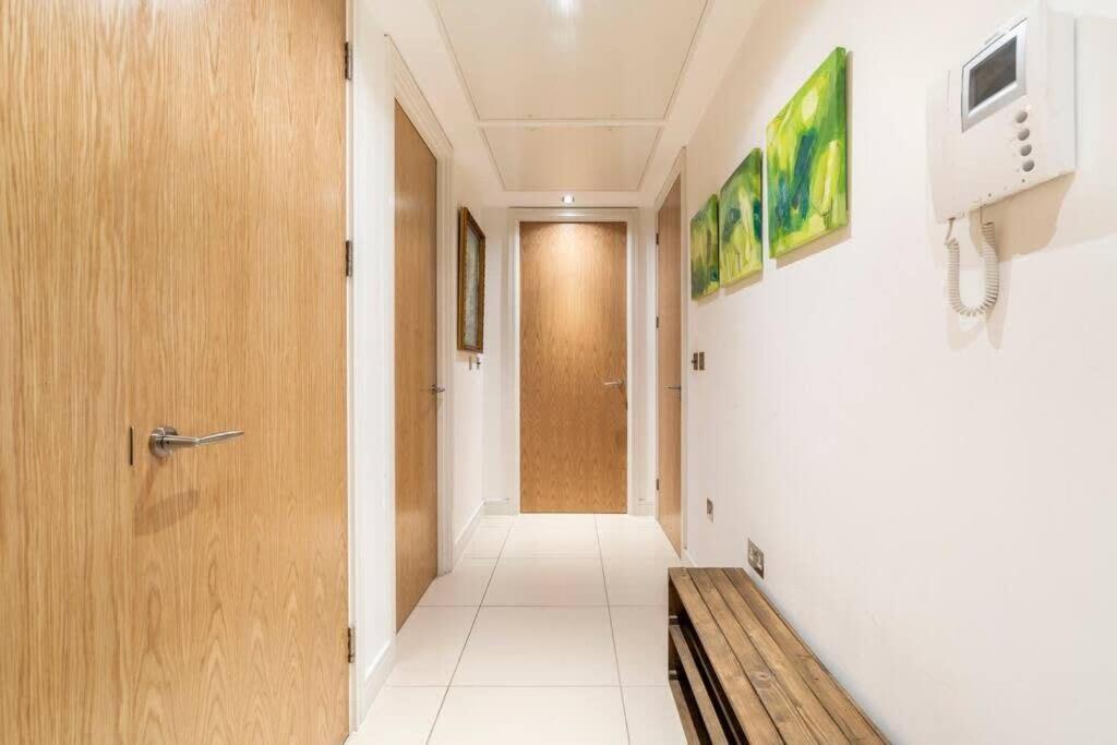 1 Bedroom Penthouse Flat In East Leilighet London