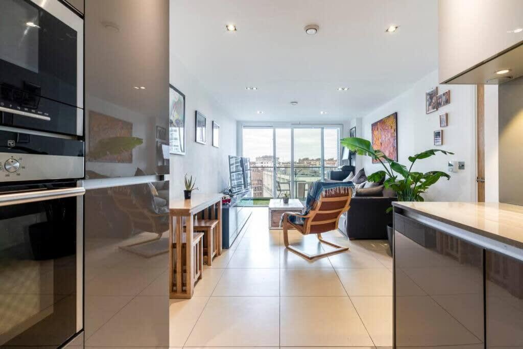 1 Bedroom Penthouse Flat In East Leilighet London