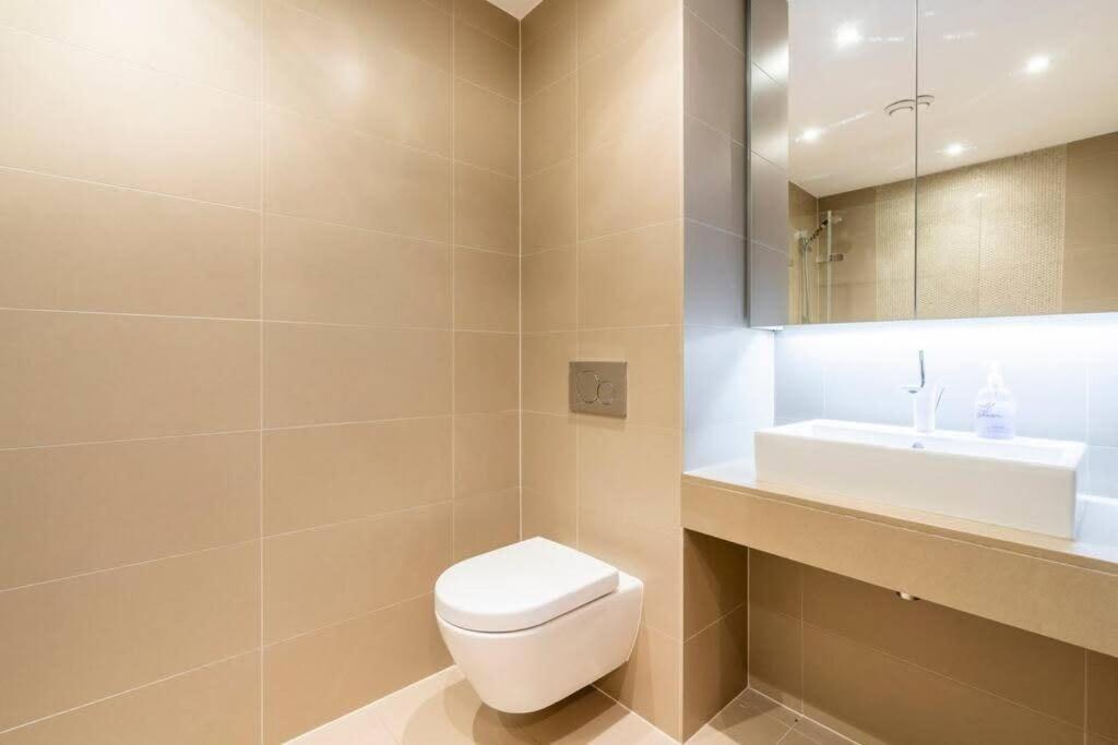 1 Bedroom Penthouse Flat In East Leilighet