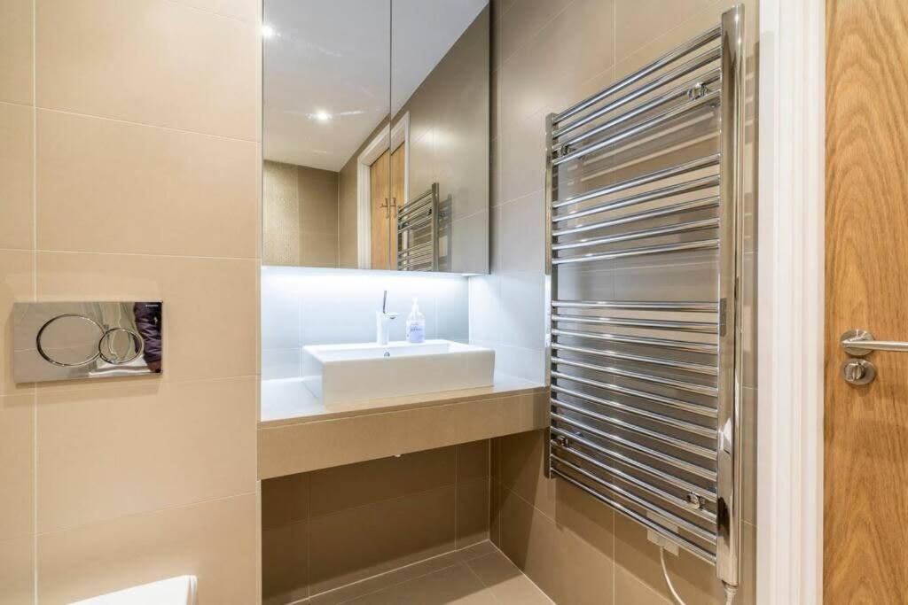 1 Bedroom Penthouse Flat In East Leilighet