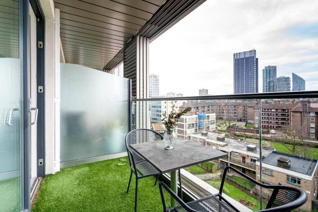 1 Bedroom Penthouse Flat In East Leilighet London