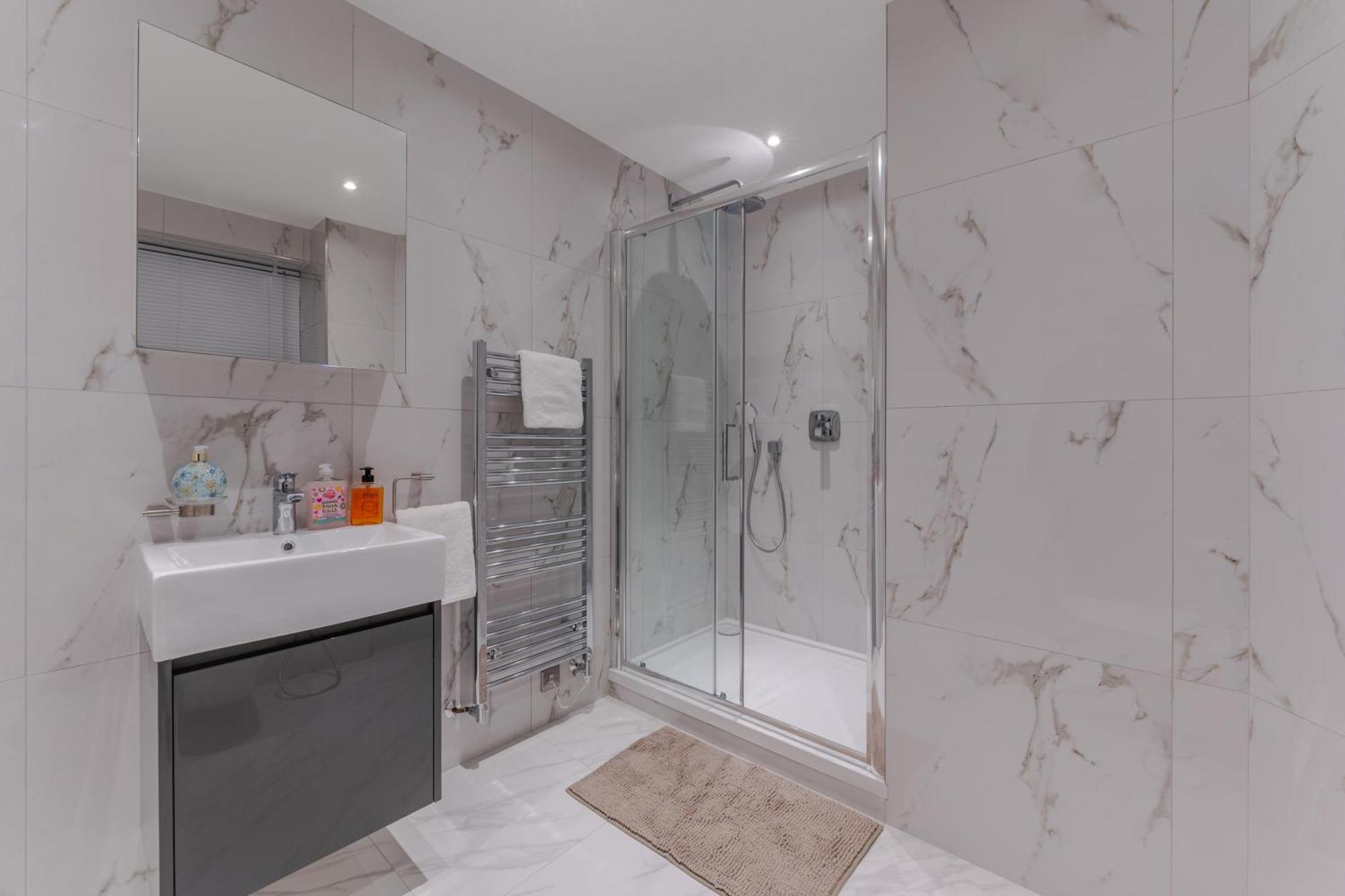 Stylish Spacious Retreat Luxury 2 Bed Haven 2hs London