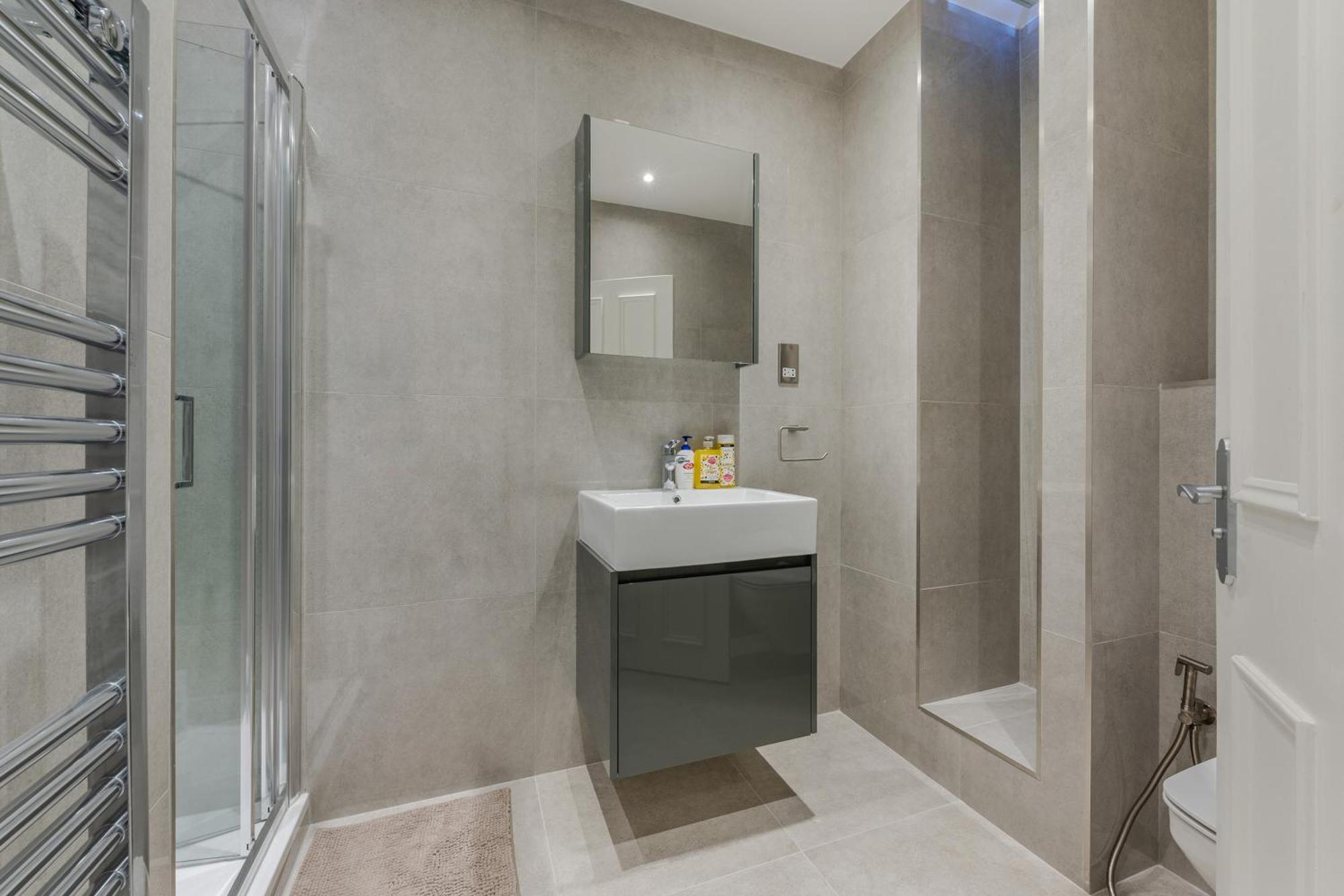Apartment Stylish Spacious Retreat Luxury 2 Bed Haven 2hs London