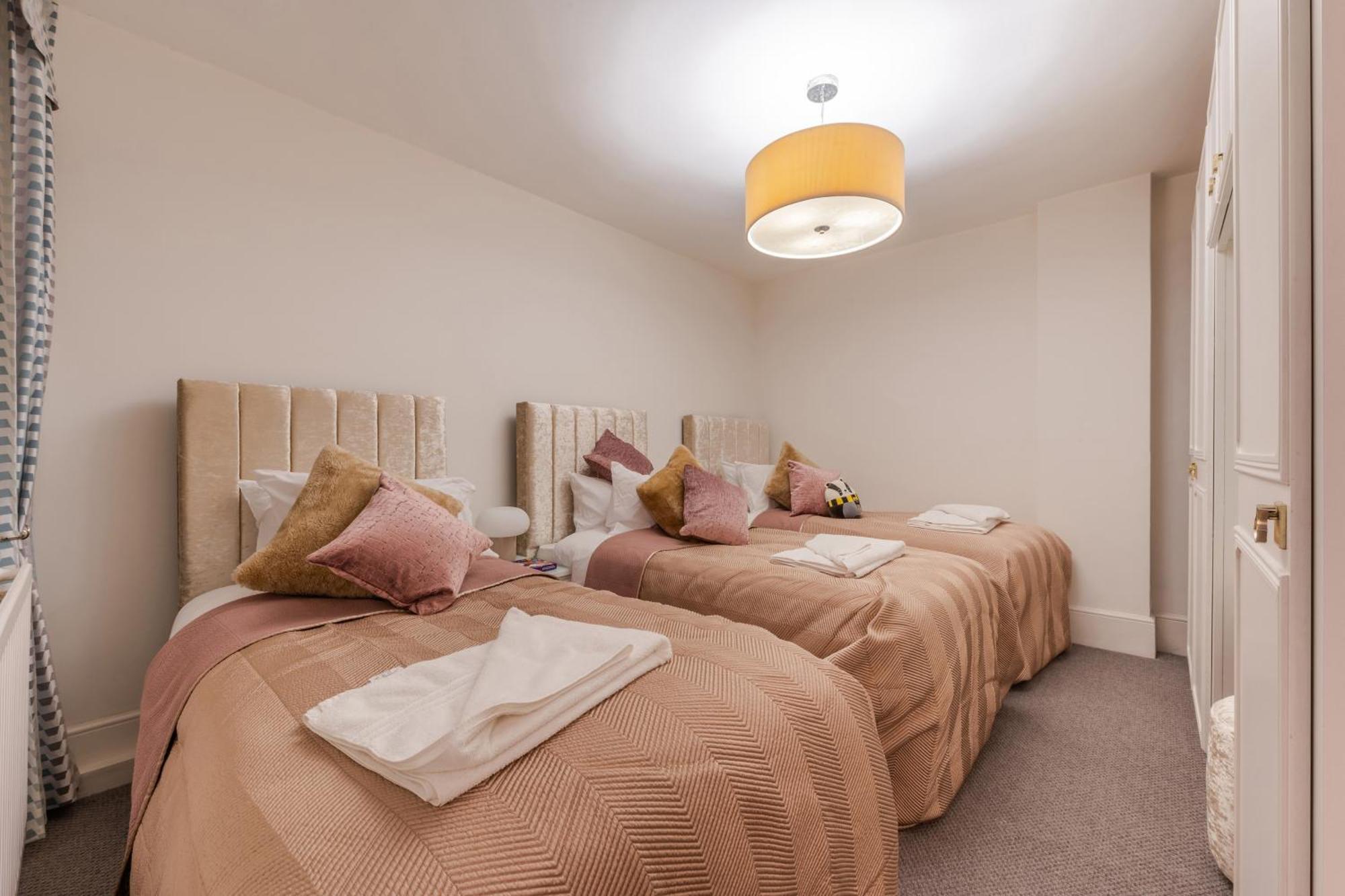 Apartment Stylish Spacious Retreat Luxury 2 Bed Haven 2hs