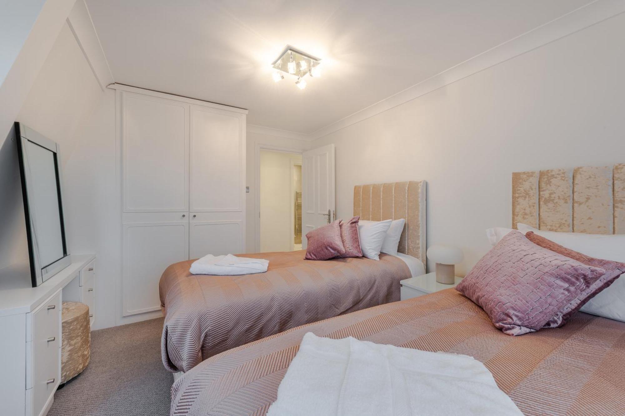 Chic 3 Bedroom 2 Bathroom Luxury Living 7hs *