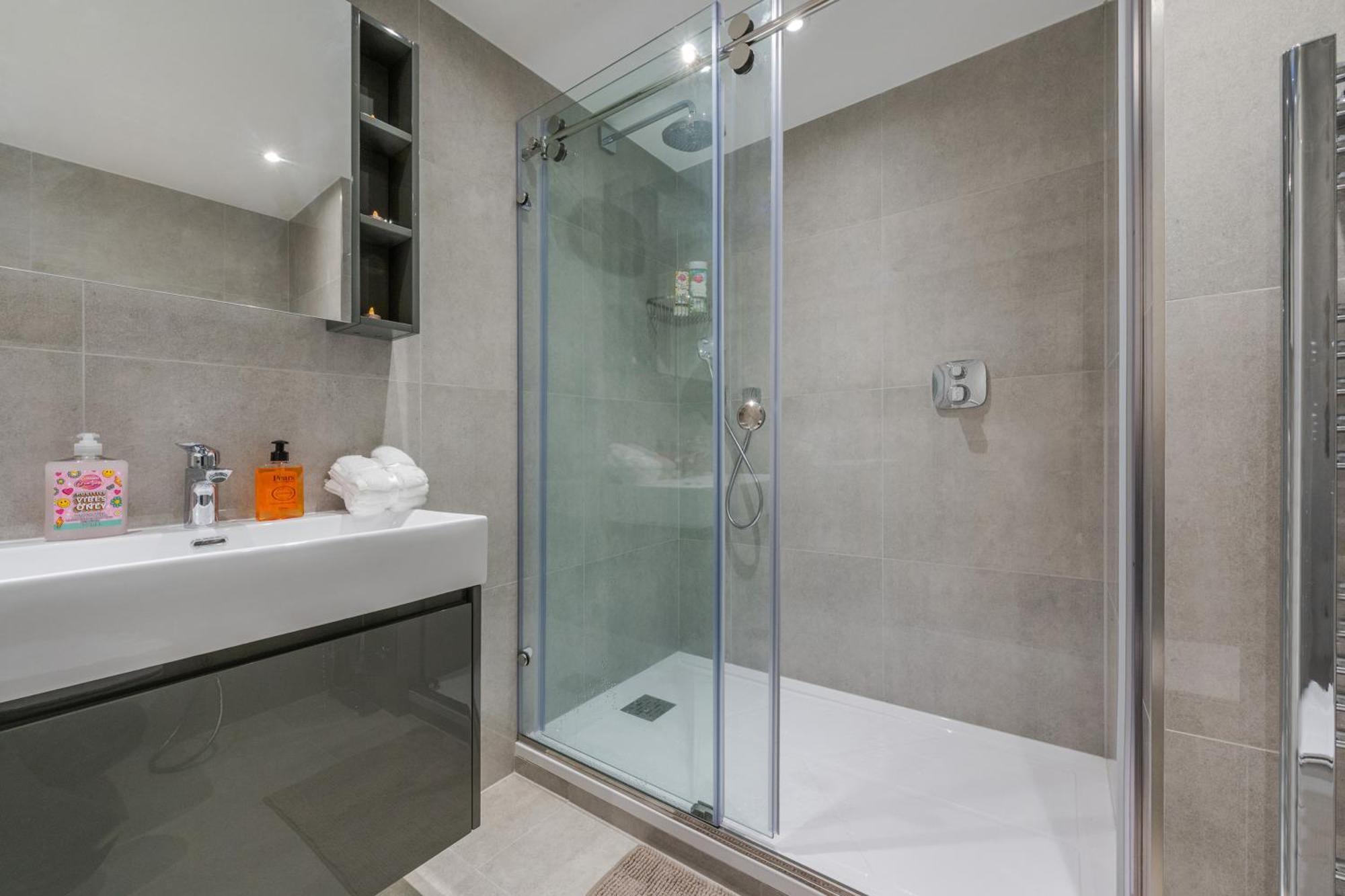 Chic 3 Bedroom 2 Bathroom Luxury Living 7hs Leilighet *
