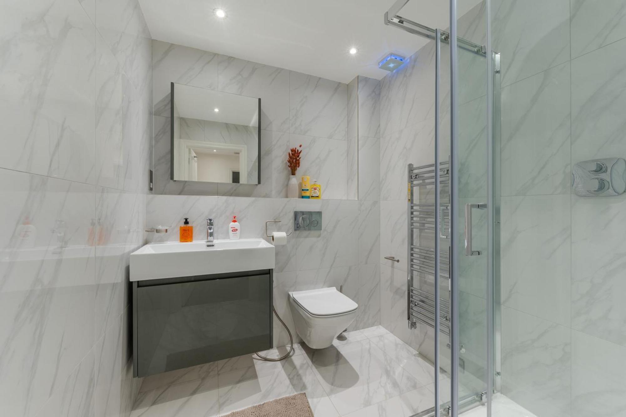 5h Modern Elegance 1-bedroom Living In *