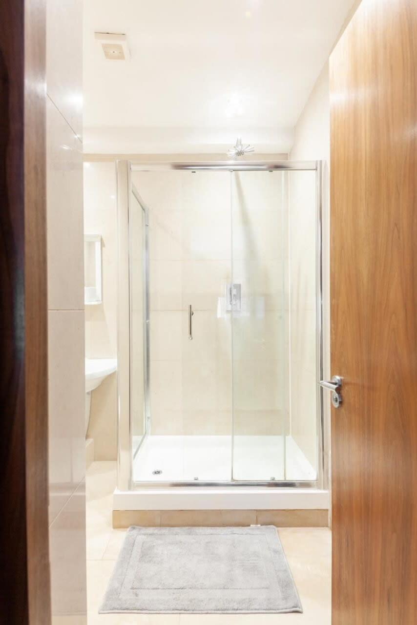 Appartement Modern And Comfortable Air-conditioned 2br Flat