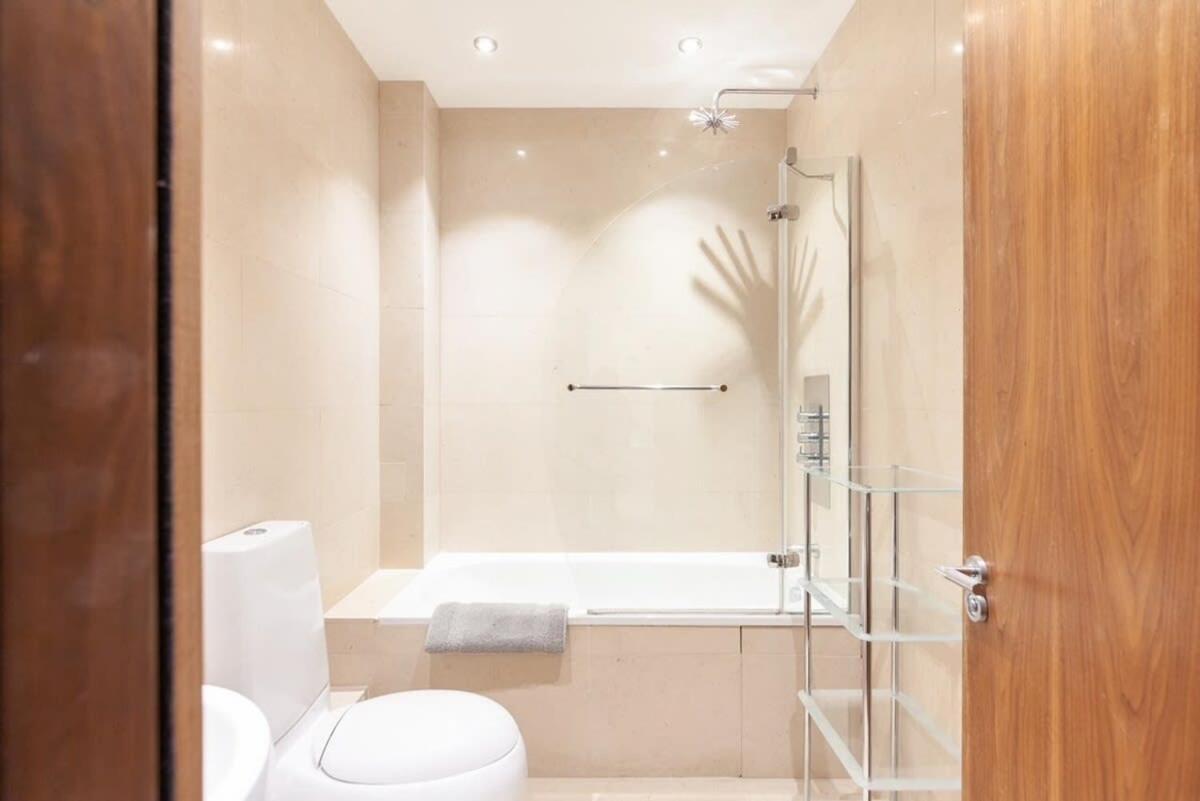 Modern And Comfortable Air-conditioned 2br Flat Londen
