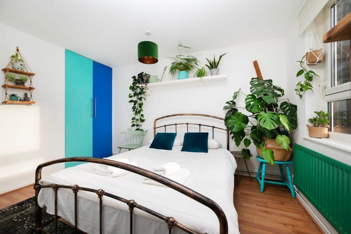 Cozy 1-bedroom Oasis With Balcony In London's Heart London