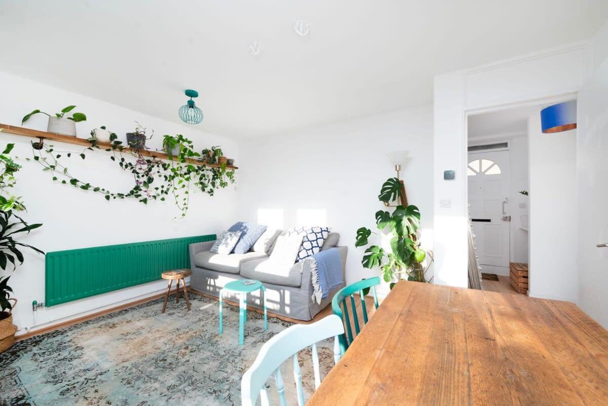 Cozy 1-bedroom Oasis With Balcony In London's Heart London