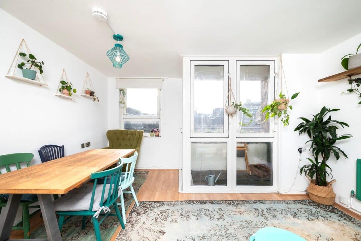 Apartment Cozy 1-bedroom Oasis With Balcony In London's Heart *