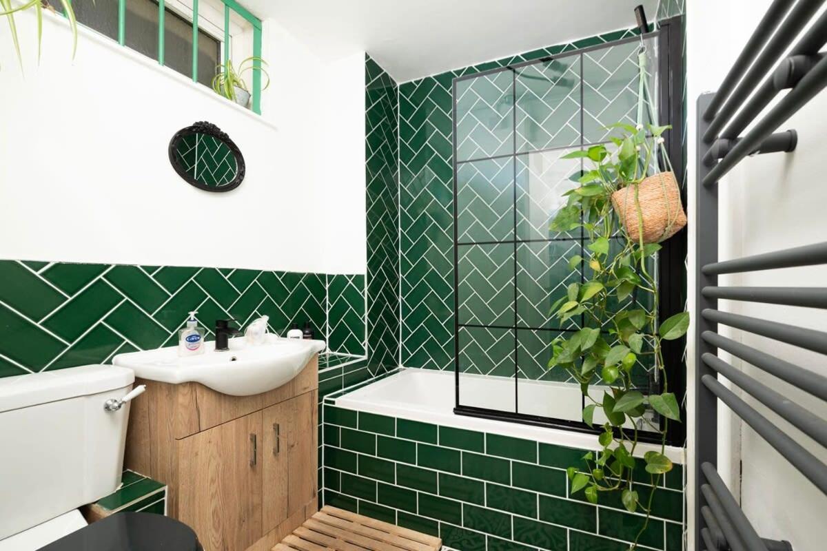 Cozy 1-bedroom Oasis With Balcony In London's Heart London