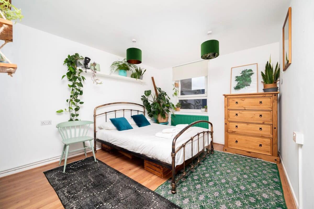 Apartment Cozy 1-bedroom Oasis With Balcony In London's Heart London