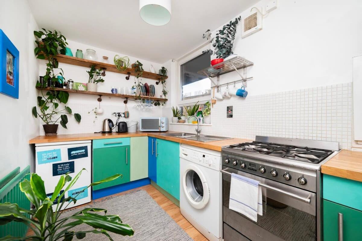 Apartment Cozy 1-bedroom Oasis With Balcony In London's Heart *