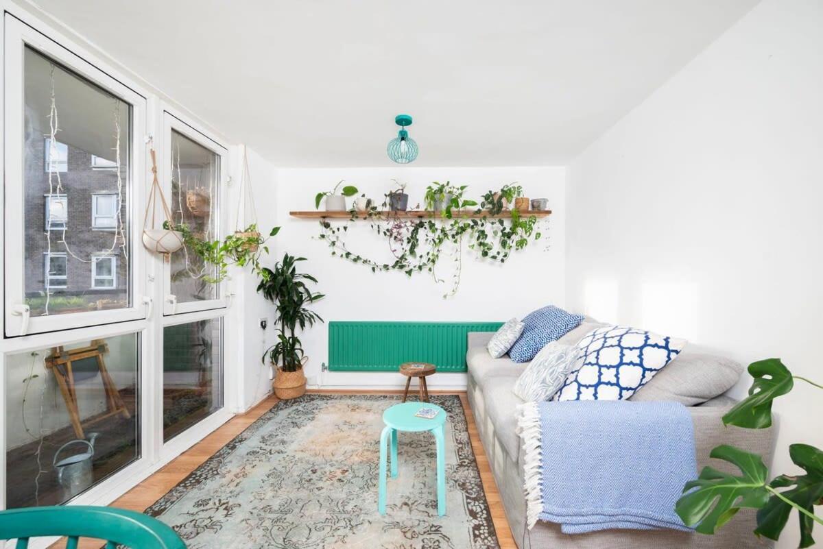 Apartment Cozy 1-bedroom Oasis With Balcony In London's Heart London