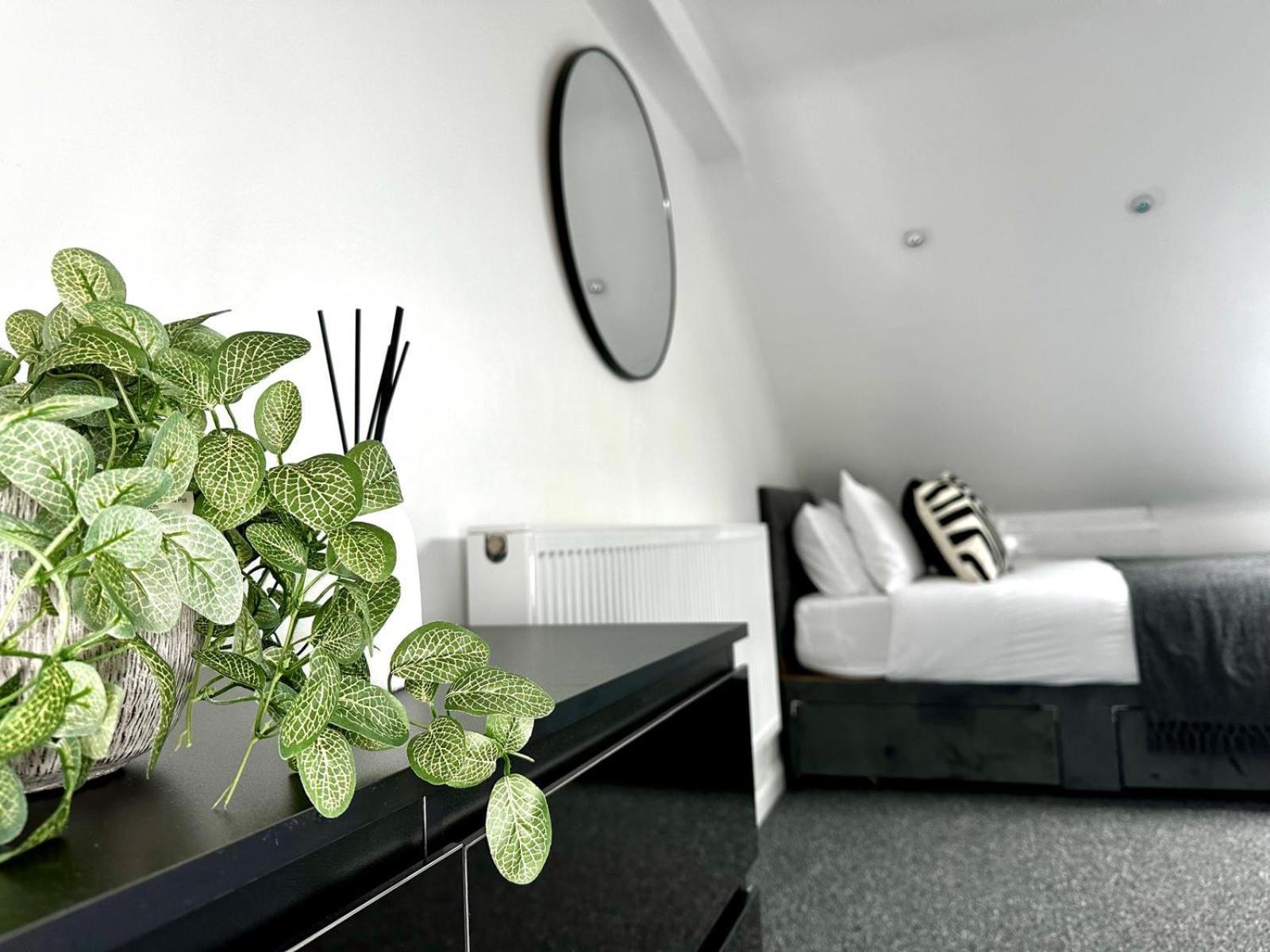 Serviced 4 Bed 2 Bath Manor Park House Apartment *