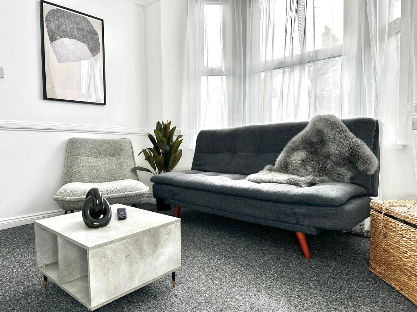 Serviced 4 Bed 2 Bath Manor Park House Apartment London