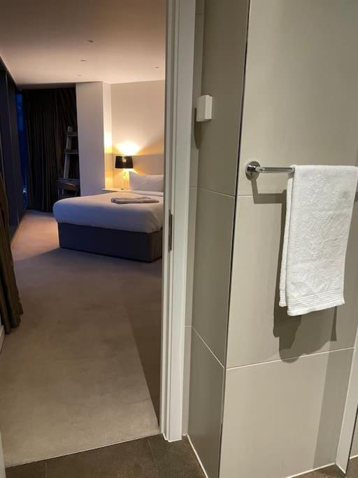 Modern W/ Canal View * London