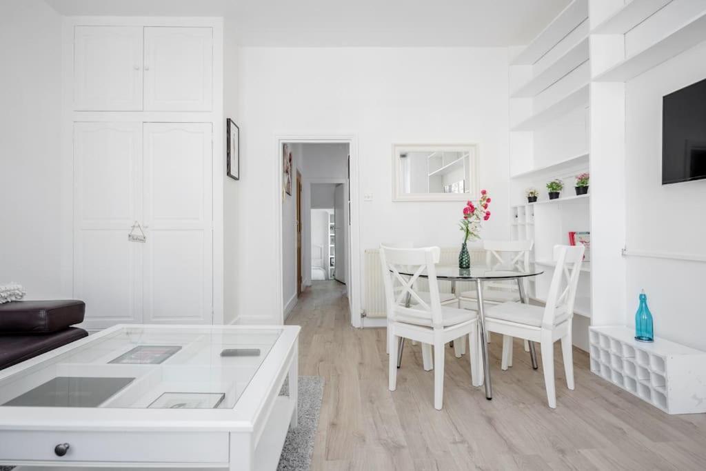 Bright 1-bedroom In Chelsea Leilighet