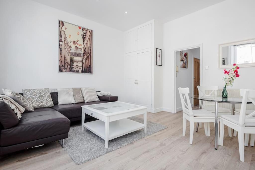Bright 1-bedroom In Chelsea Leilighet London