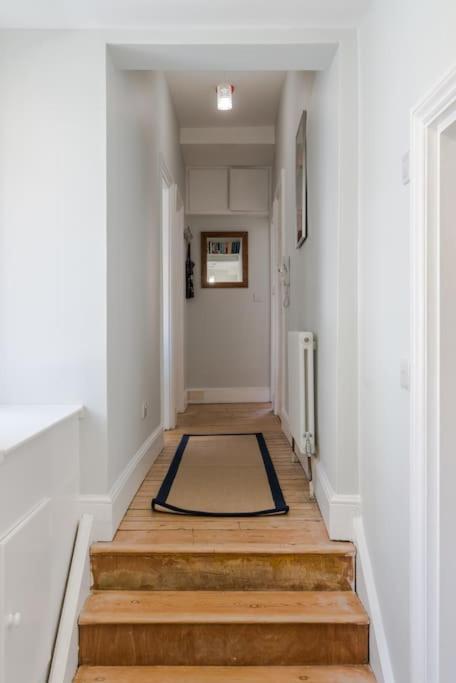 Apartment The Oval Abode London