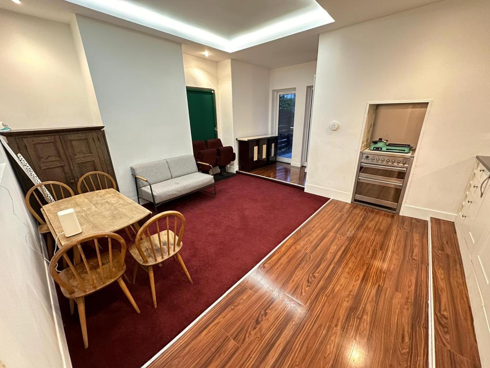 2 Bedroom Flat Wembley Apartment *