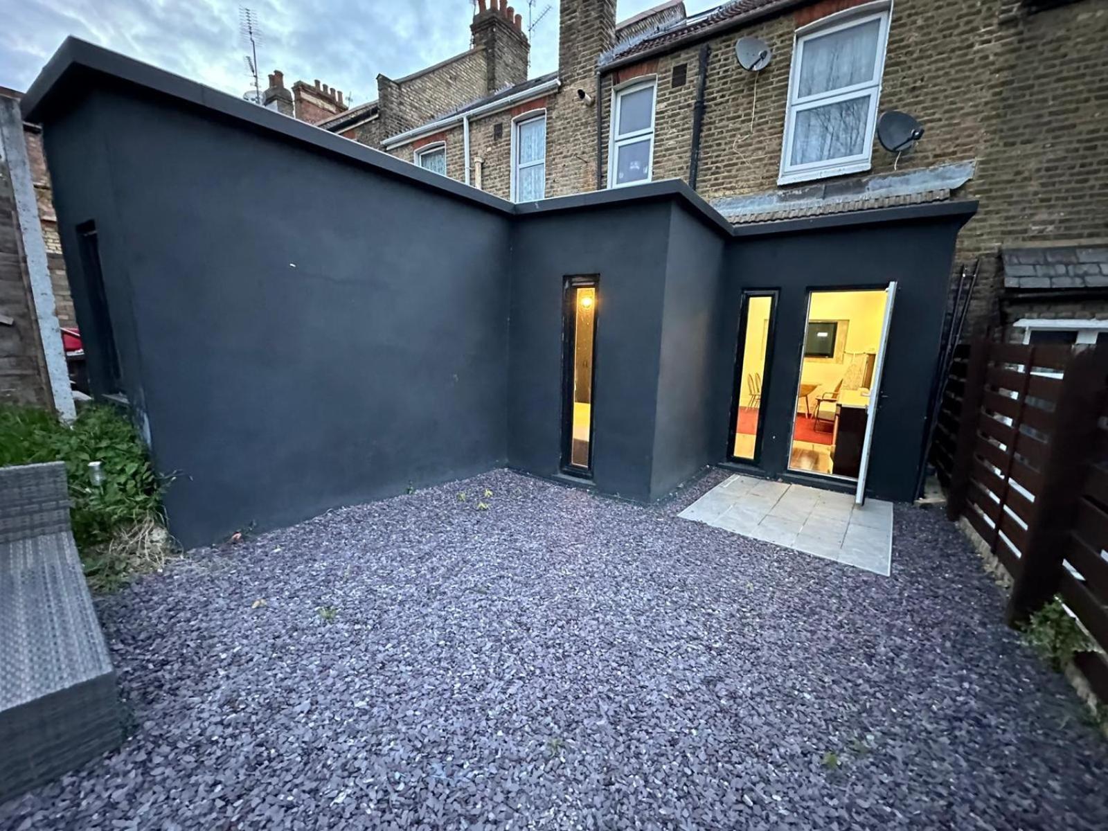 2 Bedroom Flat Wembley * Londen