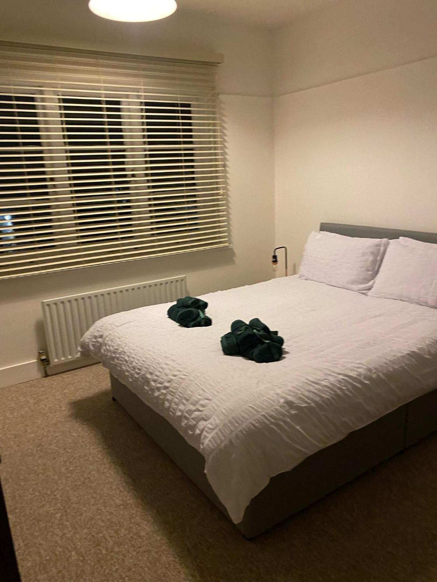 Spacious, Parkside 3.5bed House, Great Access! London