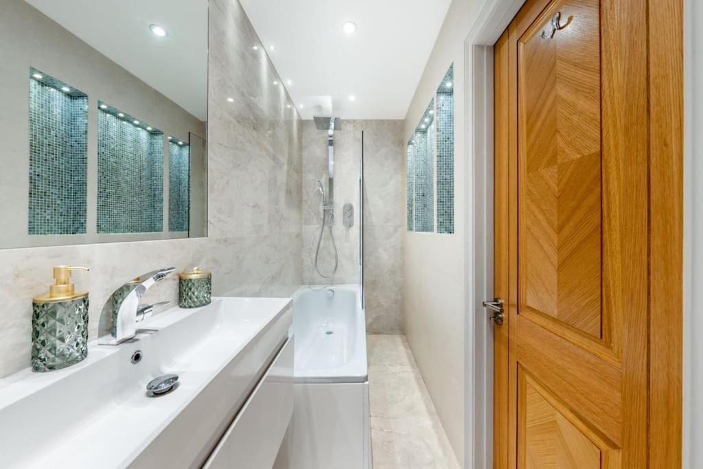 2 Bed / 2 Bath Versace In Knightsbridge *