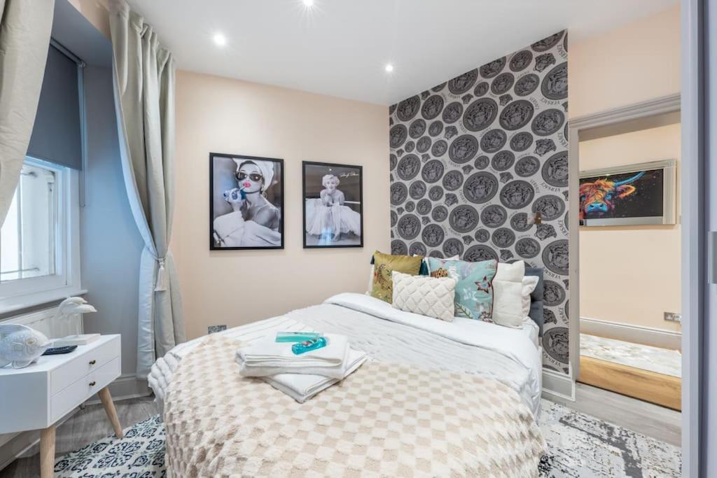 2 Bed / 2 Bath Versace In Knightsbridge