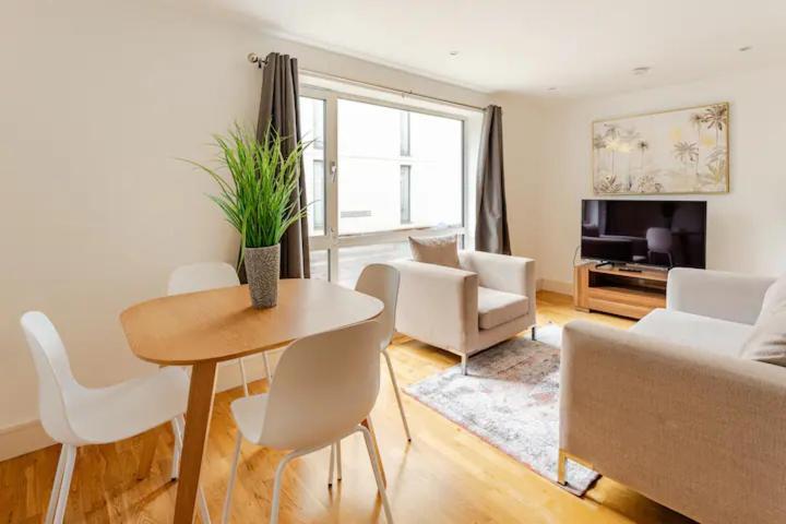 Brand New Flat In With Car Park London