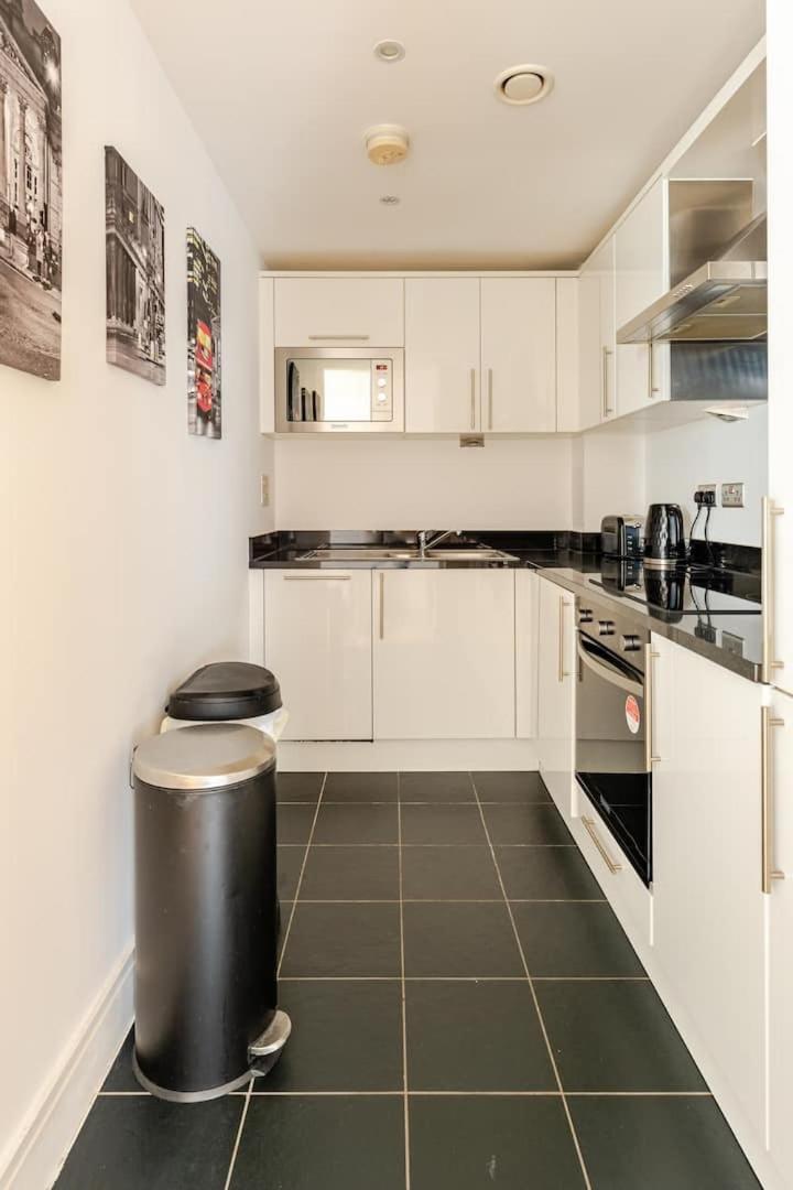 Apartment Brand New Flat In With Car Park *