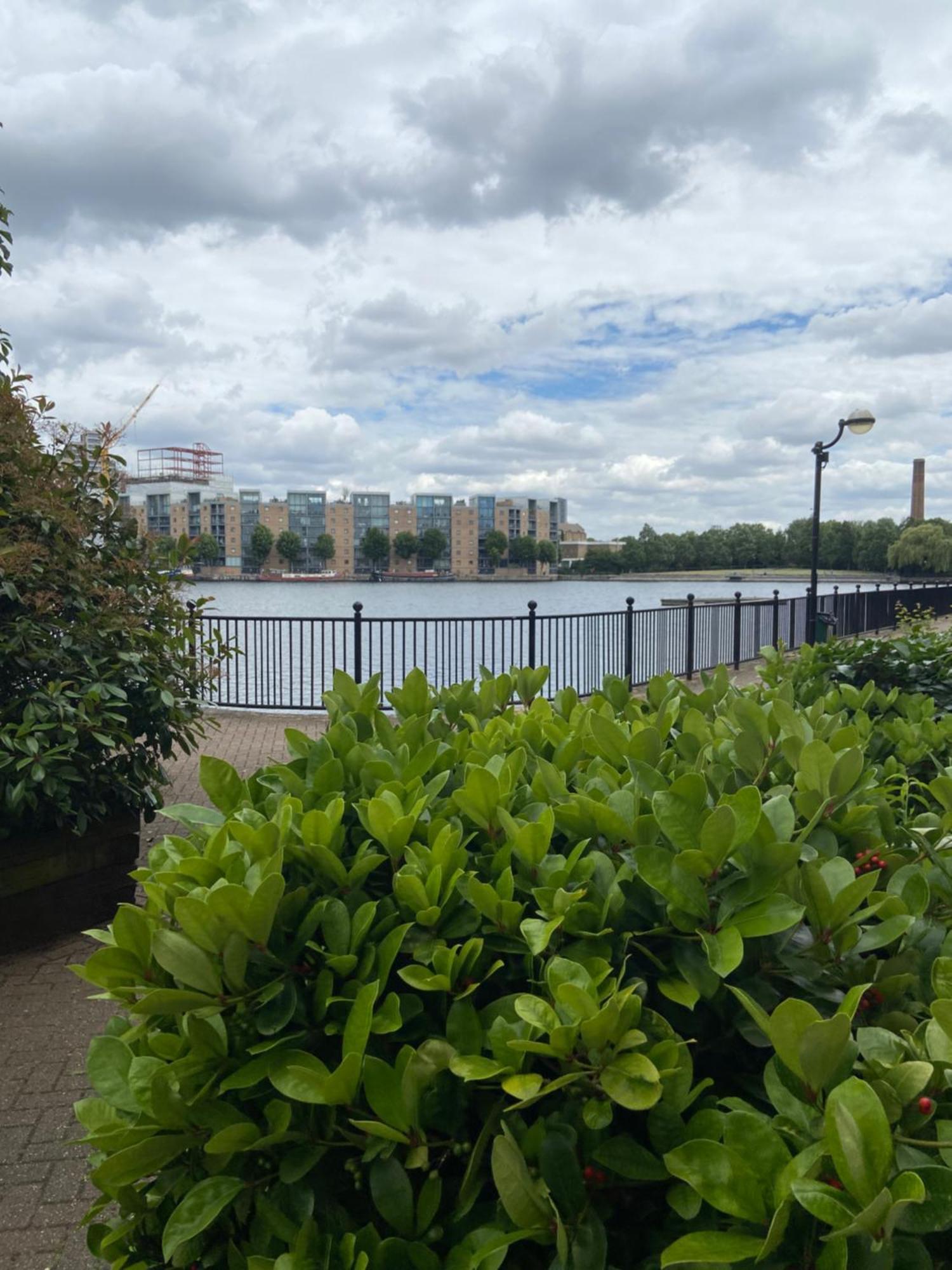 Apartment Beautiful 2 Bed Waterfront With Parking Perfect For Canary Wharf - 2 Bed 2 Bath With High Speed Wifi And Netflix And Parking