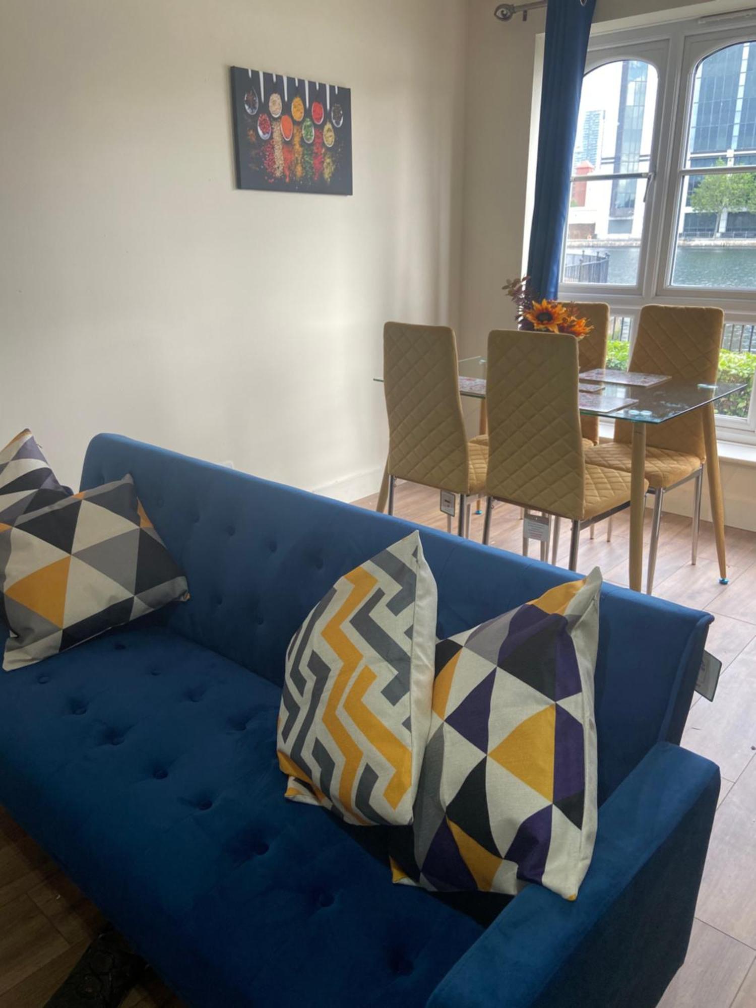 Apartment Waterfront Canary Lodge: Cozy 2-bed With Wi-fi & Parking