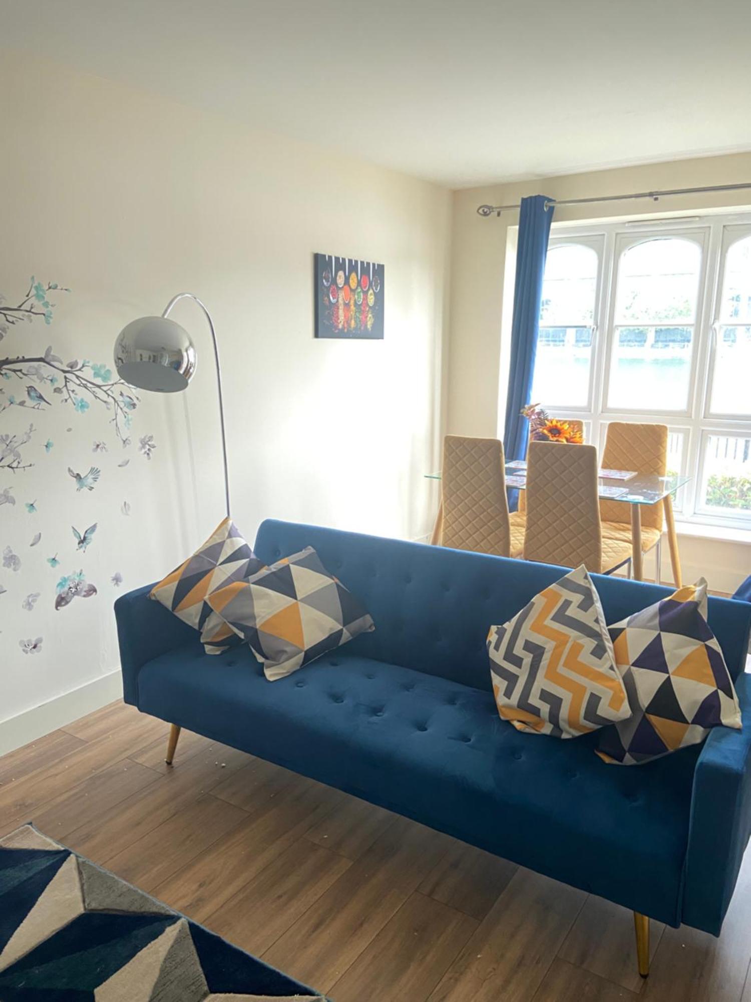 Waterfront Canary Lodge: Cozy 2-bed With Wi-fi & Parking London