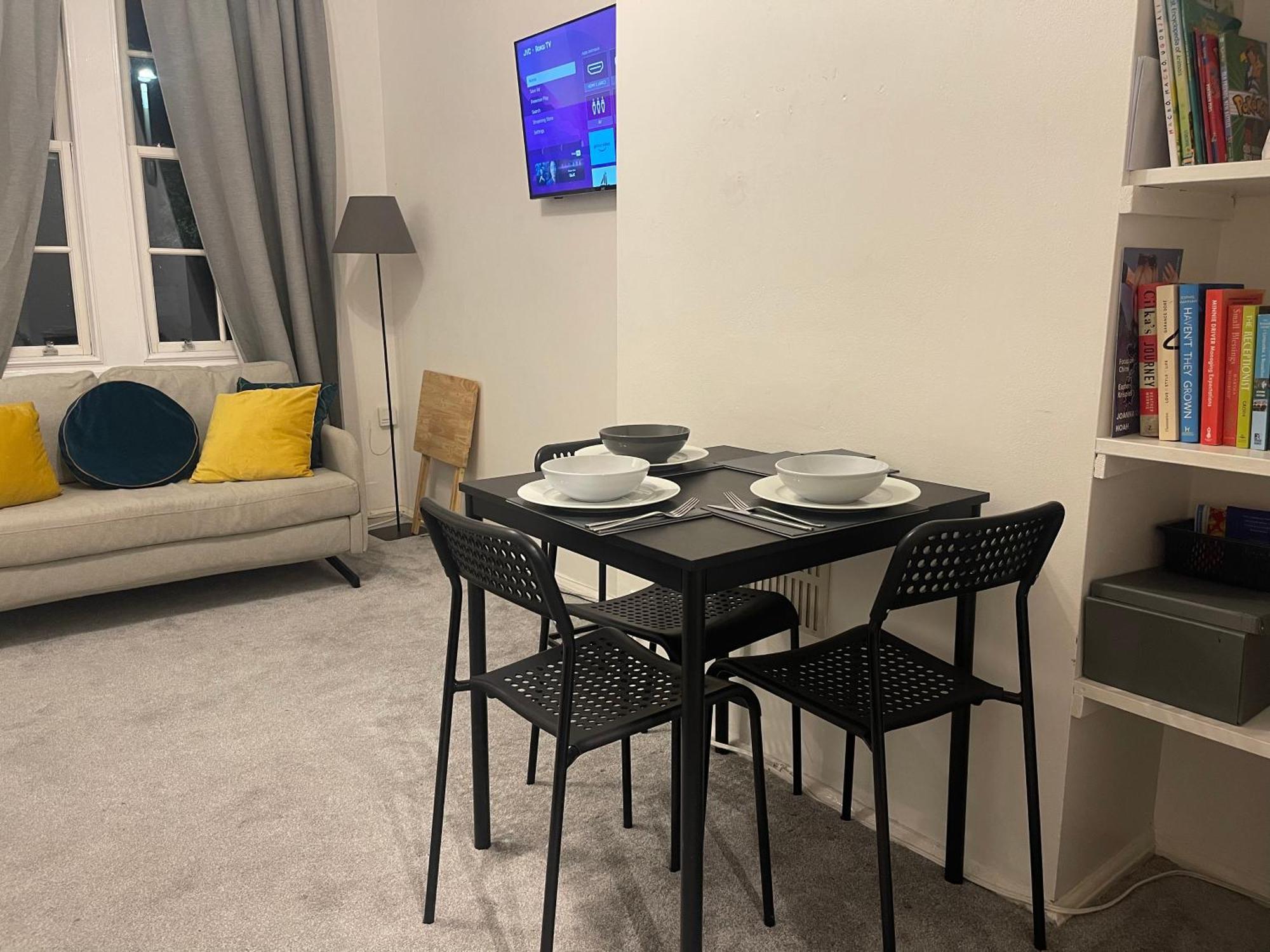 Vakantiehuis Tooting - Cosy 2 Bedroom House With Garden, 5 Mins Walk To Tube Station Londen