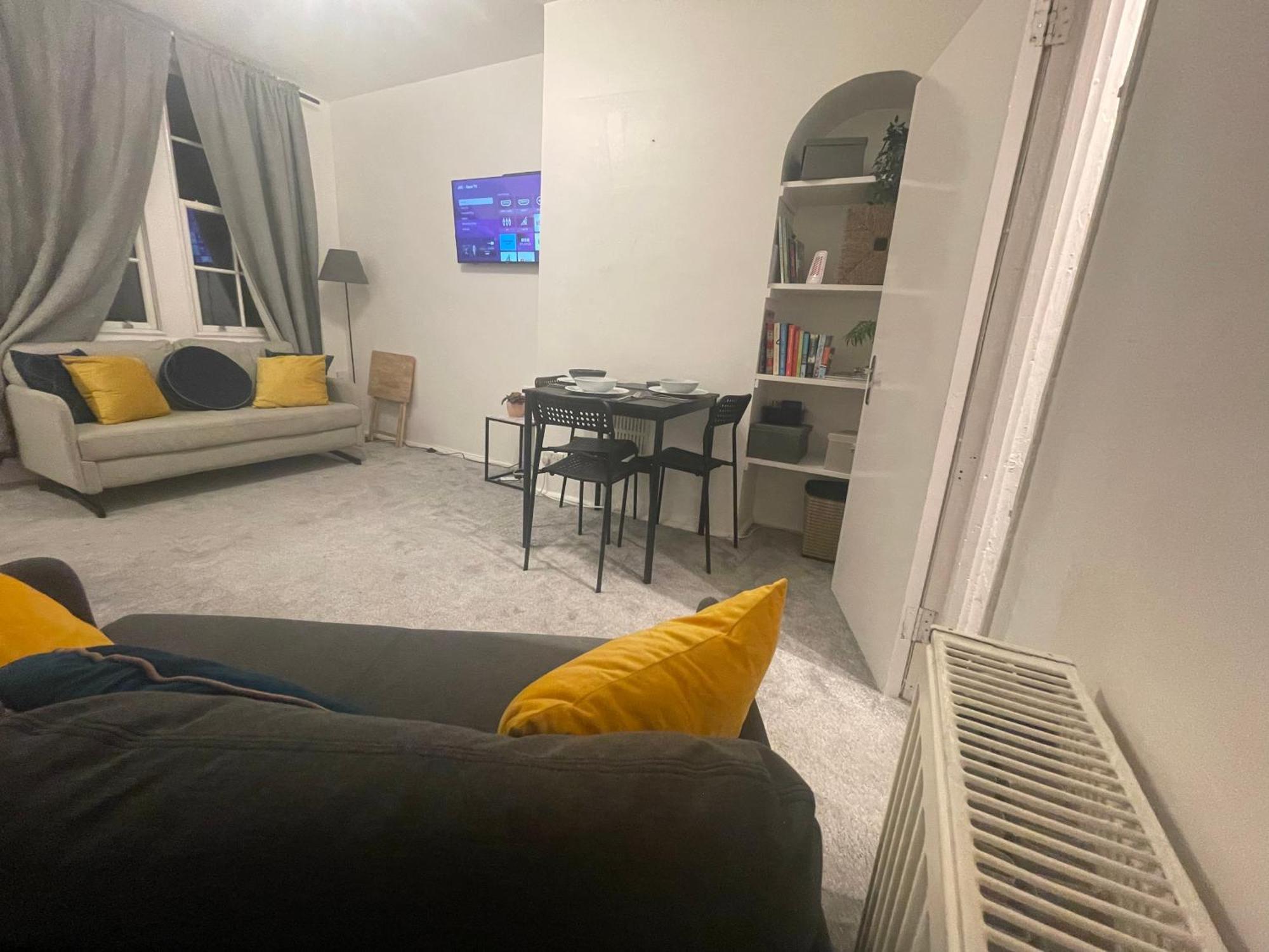 Vakantiehuis Tooting - Cosy 2 Bedroom House With Garden, 5 Mins Walk To Tube Station Londen