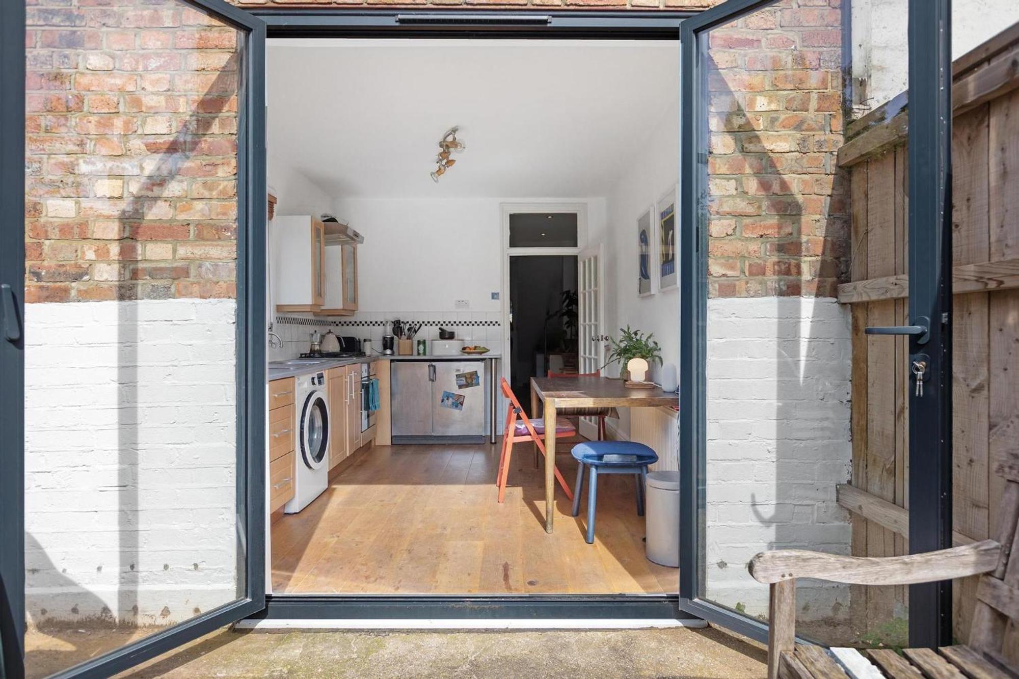 1 Bed & Garden, Sunny Artist Flat - 20mins To London