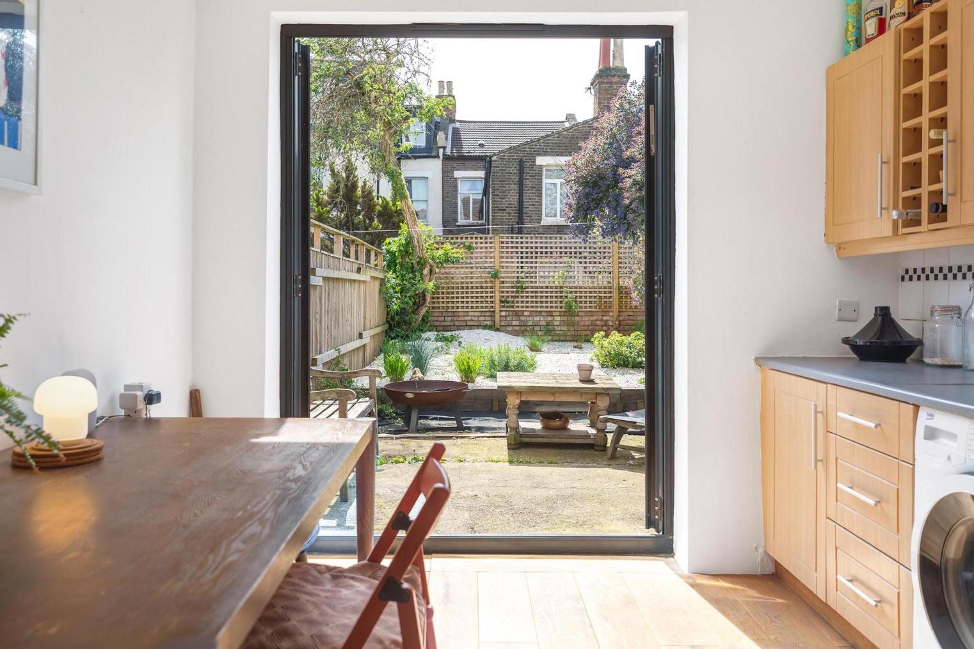 1 Bed & Garden, Sunny Artist Flat - 20mins To London