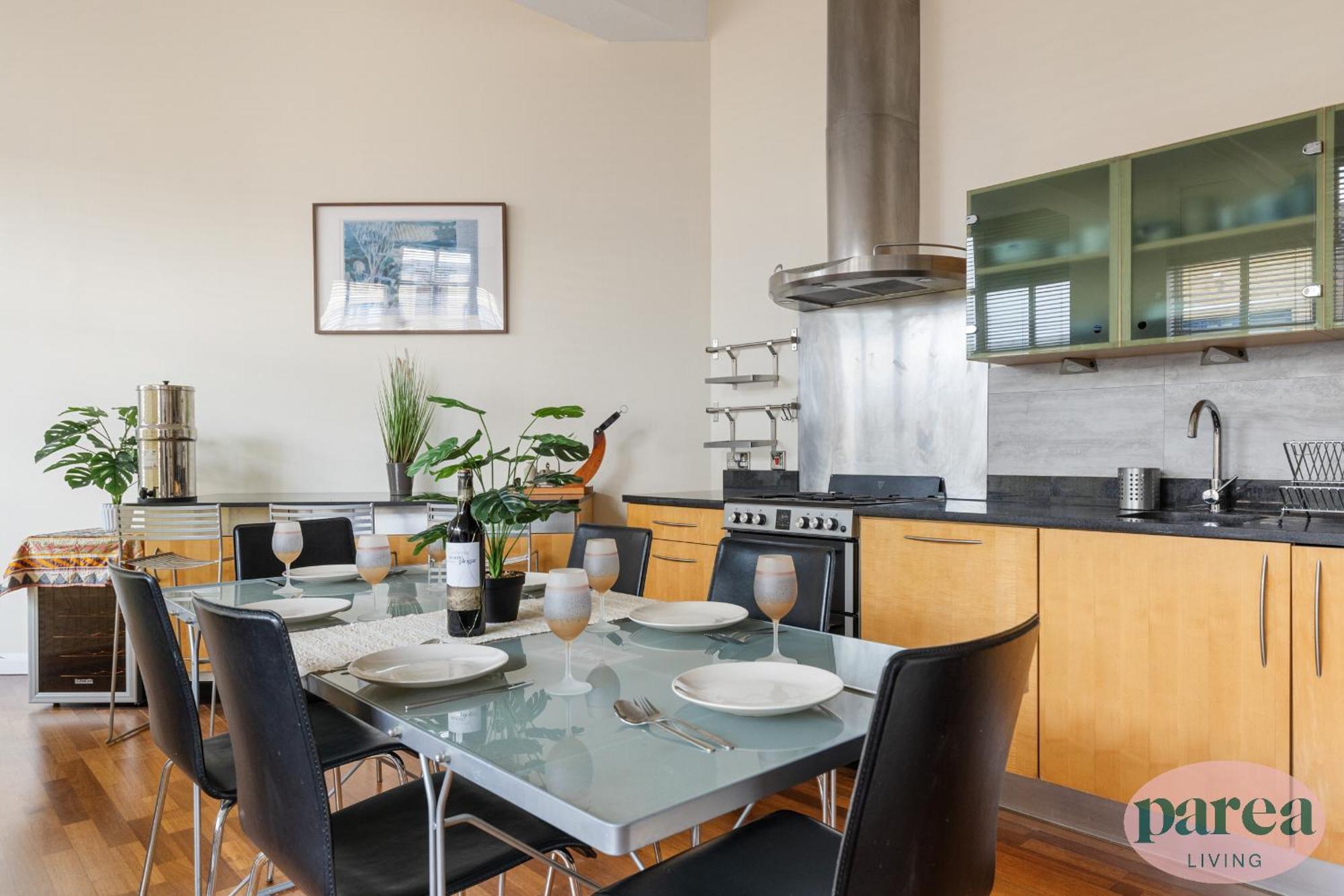 Parea Living - Spacious 3 Bed Flat, Canary Wharf Views With Parking London