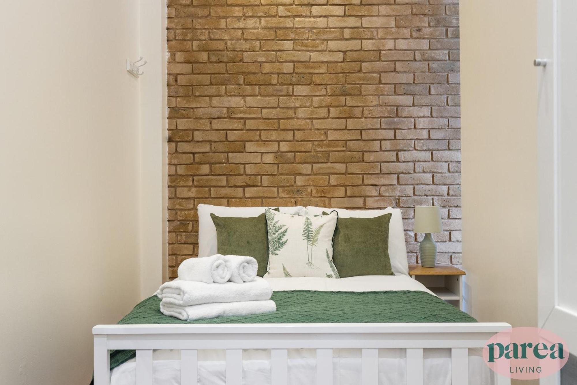 Parea Living - Spacious 3 Bed Flat, Canary Wharf Views With Parking
