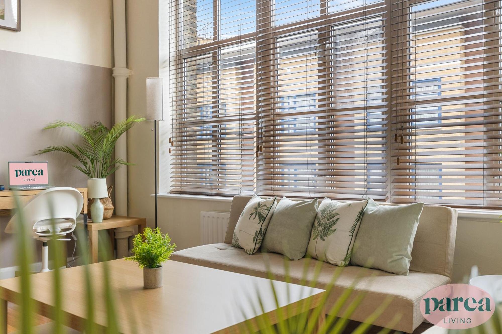Parea Living - Spacious 3 Bed Flat, Canary Wharf Views With Parking