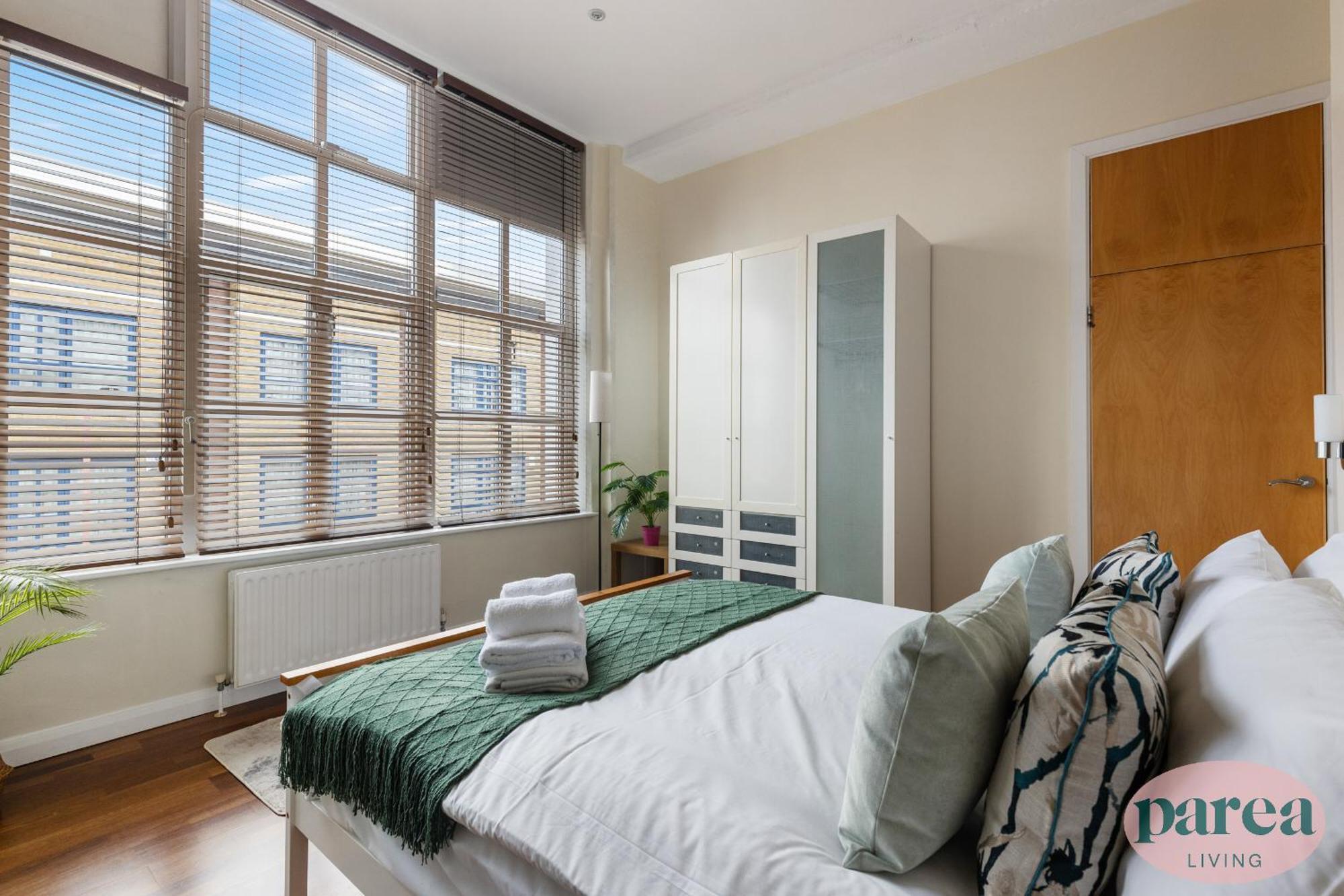 Parea Living - Spacious 3 Bed Flat, Canary Wharf Views With Parking London