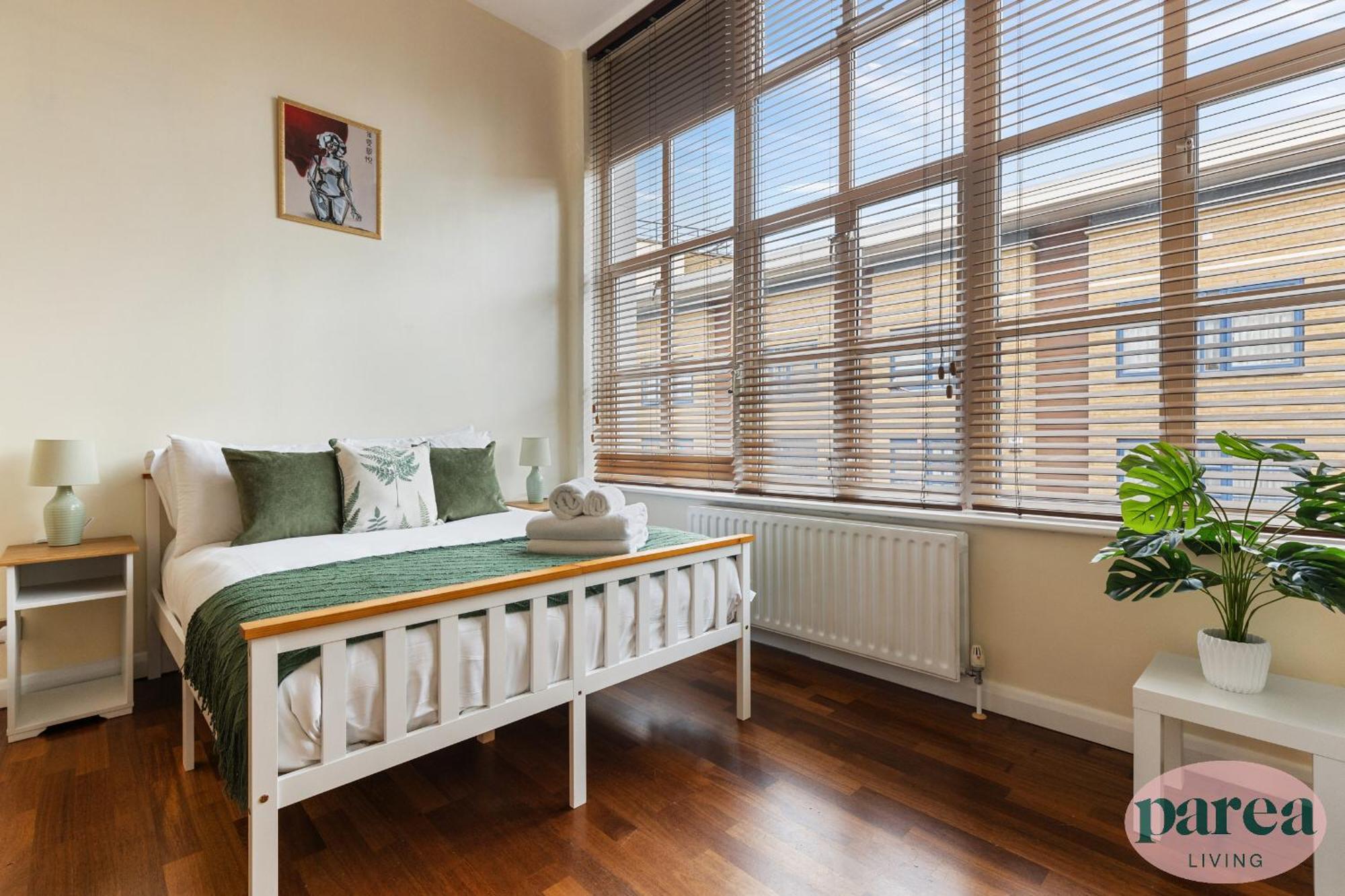 Parea Living - Spacious 3 Bed Flat, Canary Wharf Views With Parking