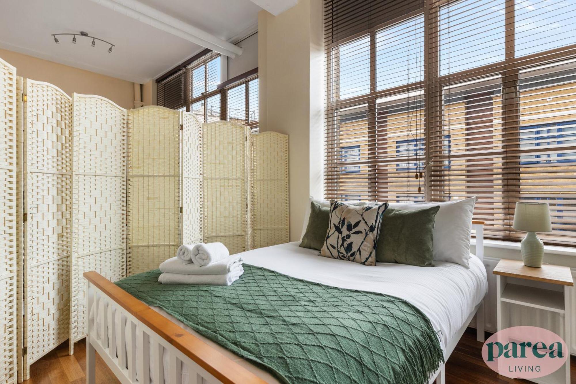 Parea Living - Spacious 3 Bed Flat, Canary Wharf Views With Parking London