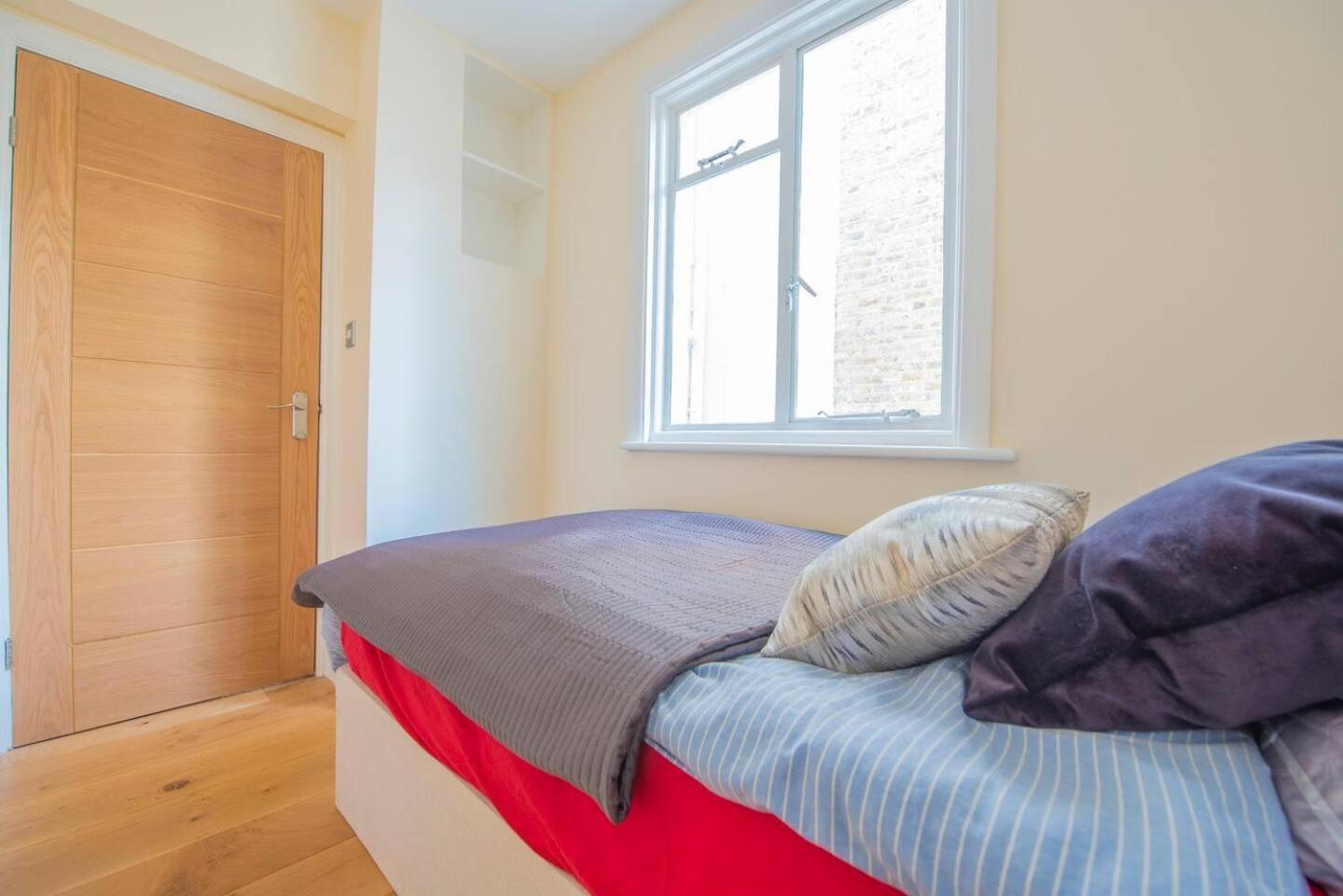 Apartment 4 Bedroom Townhouse Seconds Away From Harrods London